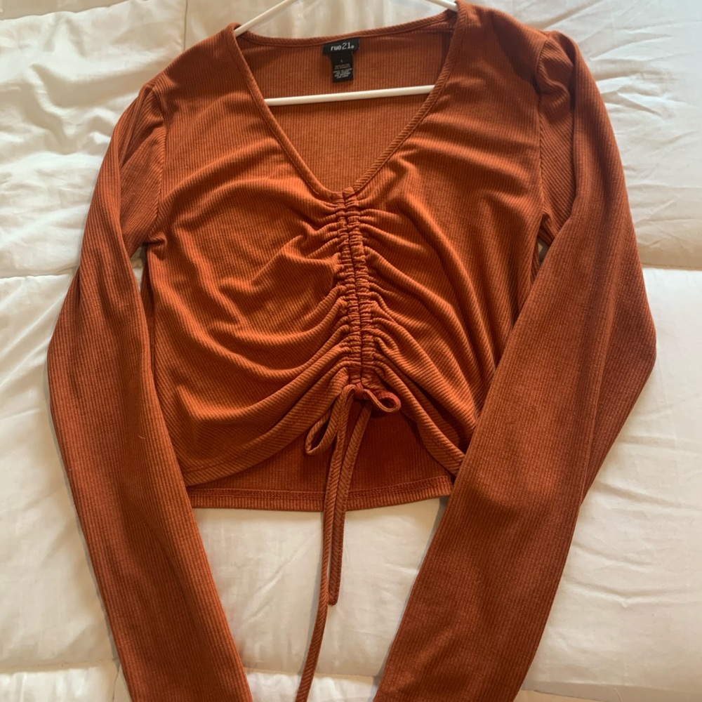 Front-tie scrunched long sleeve